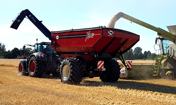 international grain cart in the field